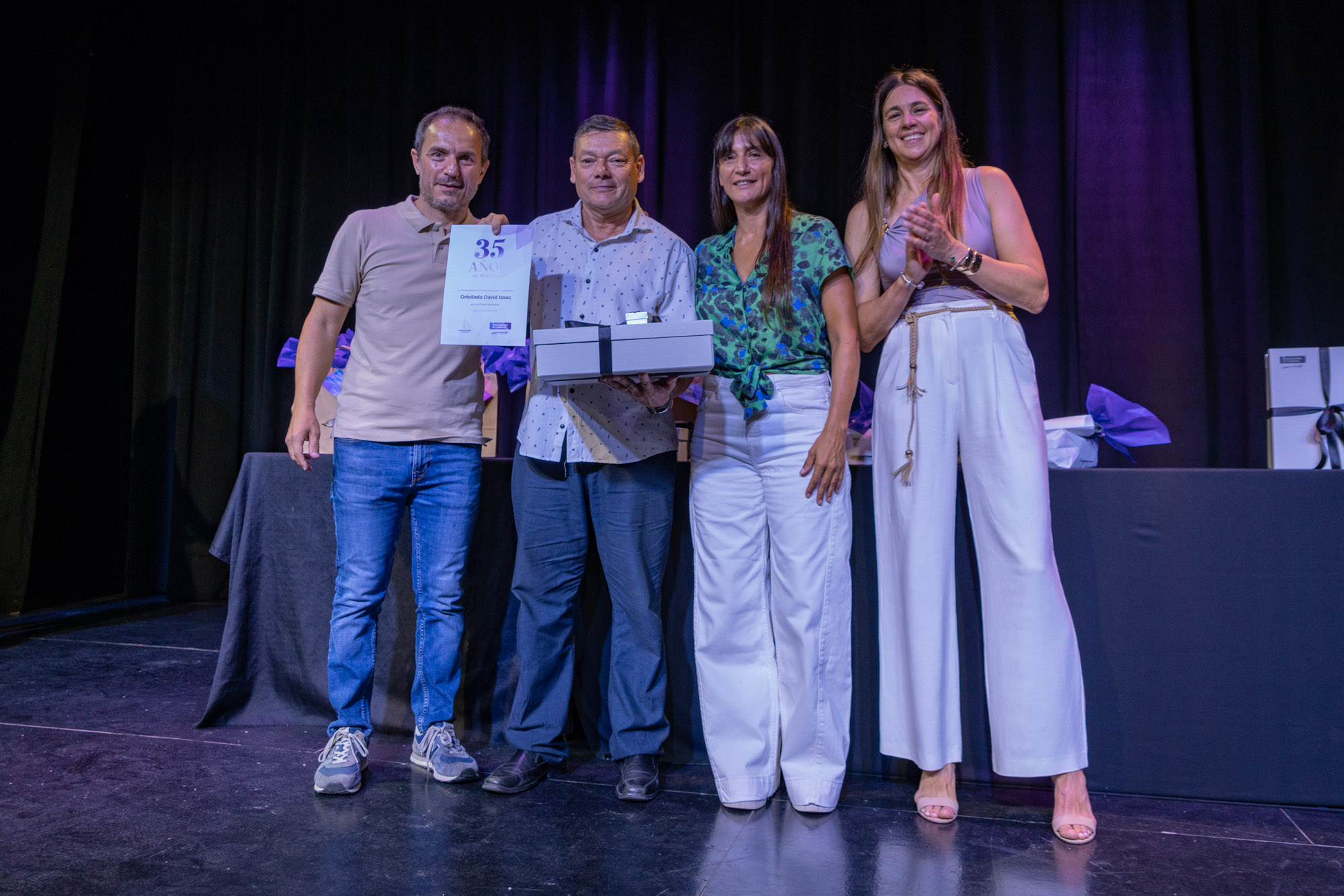 NOTICIAS CAMPANA:EL INTENDENTE ENTREGO A EMPLEADOS MUNICIPALES RECONOCIMIENTOS POR A&Ntilde;OS DE SERVICIOS